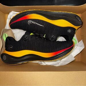 Nike Men's Black and Yellow Sneakers